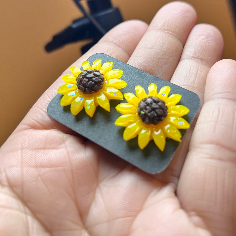 Sunflower 🌻 stud earrings